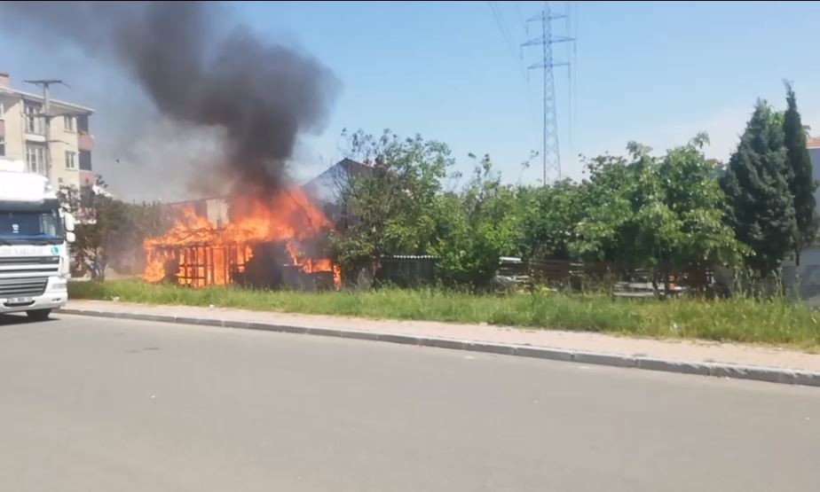 Tekirdağ’ın Ergene ilçesinde madde bağımlılarının uğrak yeri haline gelen ahşap ev alev alev yandı. Olay, Yeşiltepe Mahallesi Batı Caddesi ...