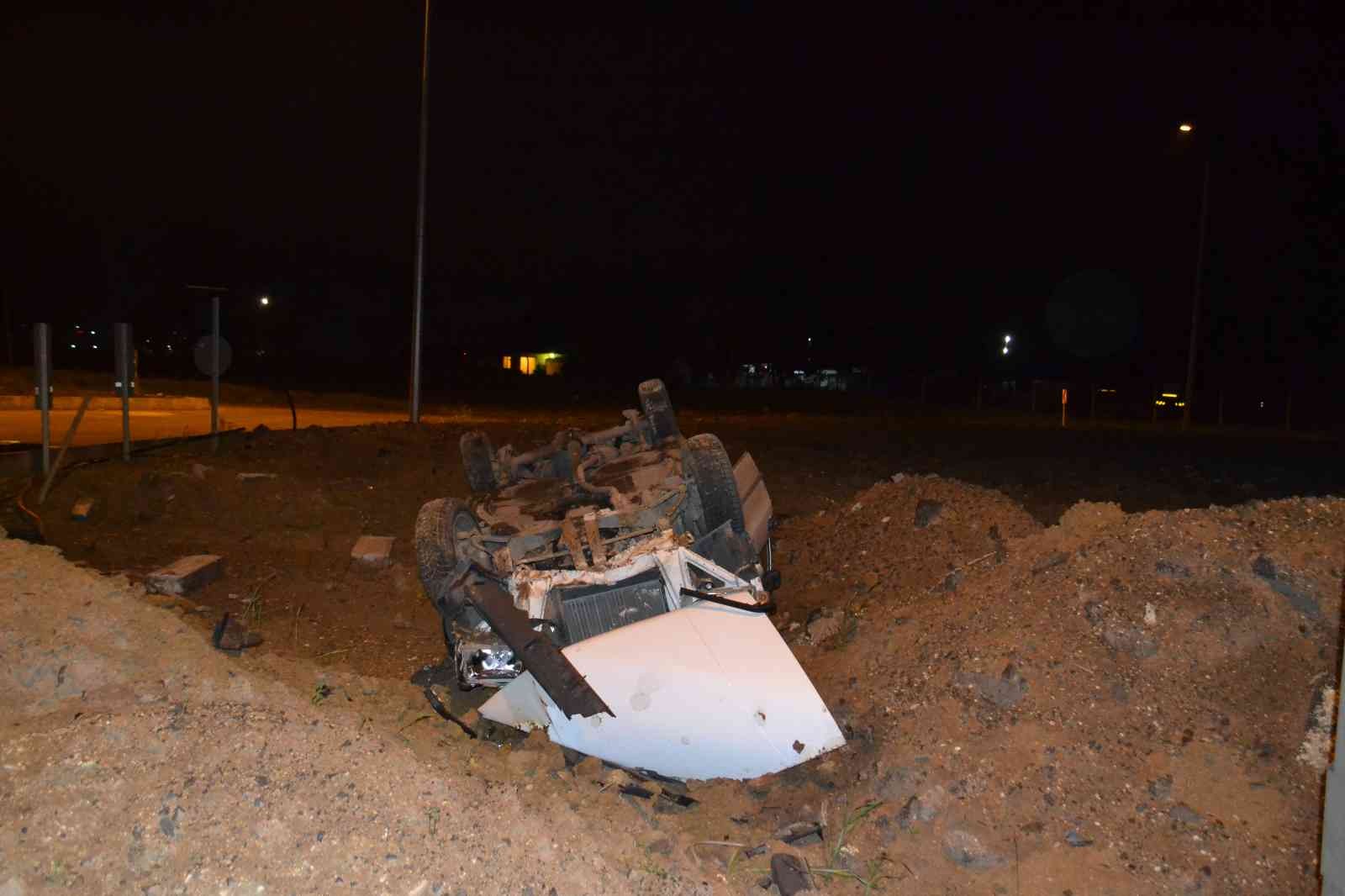 Tekirdağ’ın Çorlu ilçesinde dönel kavşağa giren otomobil takla attı. Kazadan yara almadan kurtulan sürücü alkollü çıktı. Kaza, gece yarısı Ali ...