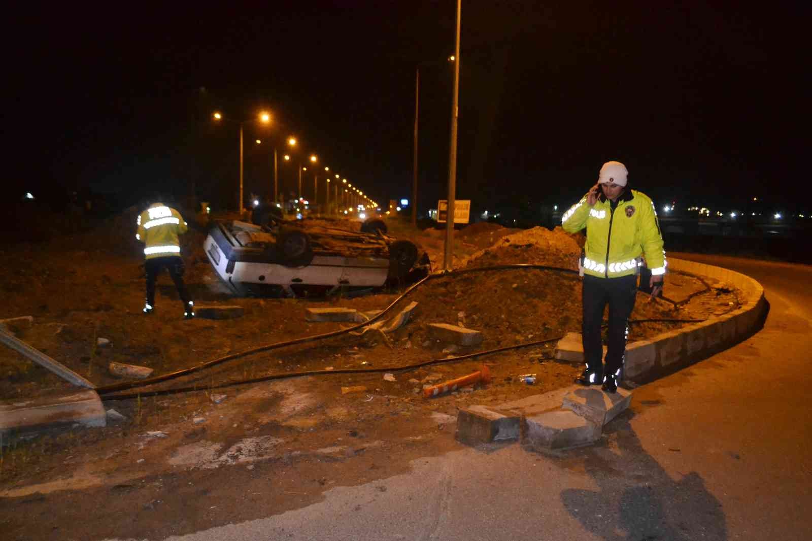 Tekirdağ’ın Çorlu ilçesinde dönel kavşağa giren otomobil takla attı. Kazadan yara almadan kurtulan sürücü alkollü çıktı. Kaza, gece yarısı Ali ...