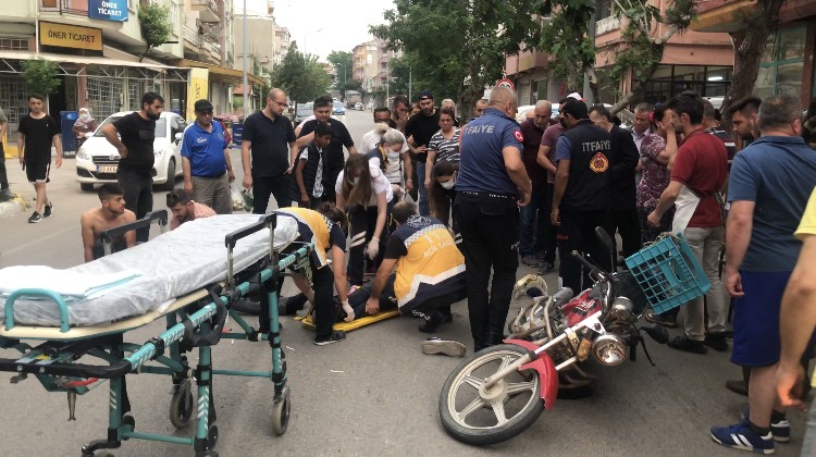 Edirne’de alkollü motosiklet sürücüsü, yolun karşısına geçmeye çalışan yayaya çarptı. Kazada yaralanan sürücü yaya ve motosiklette yolcu olarak ...