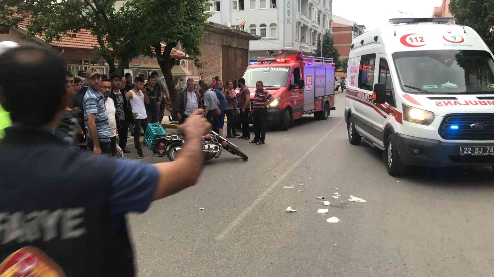 Edirne’de alkollü motosiklet sürücüsü, yolun karşısına geçmeye çalışan yayaya çarptı. Kazada yaralanan sürücü yaya ve motosiklette yolcu olarak ...