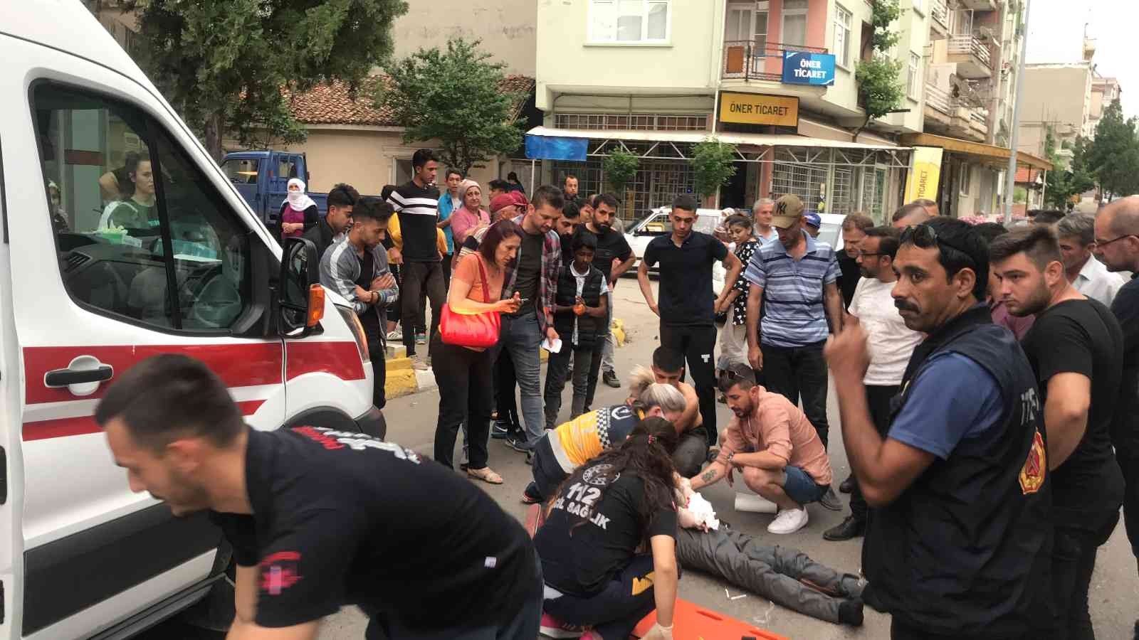 Edirne’de alkollü motosiklet sürücüsü, yolun karşısına geçmeye çalışan yayaya çarptı. Kazada yaralanan sürücü yaya ve motosiklette yolcu olarak ...