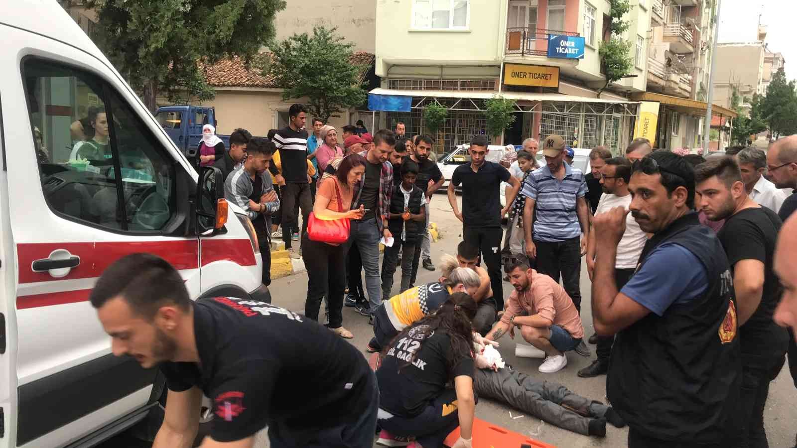 Edirne’de alkollü motosiklet sürücüsü, yolun karşısına geçmeye çalışan yayaya çarptı. Kazada yaralanan sürücü yaya ve motosiklette yolcu olarak ...