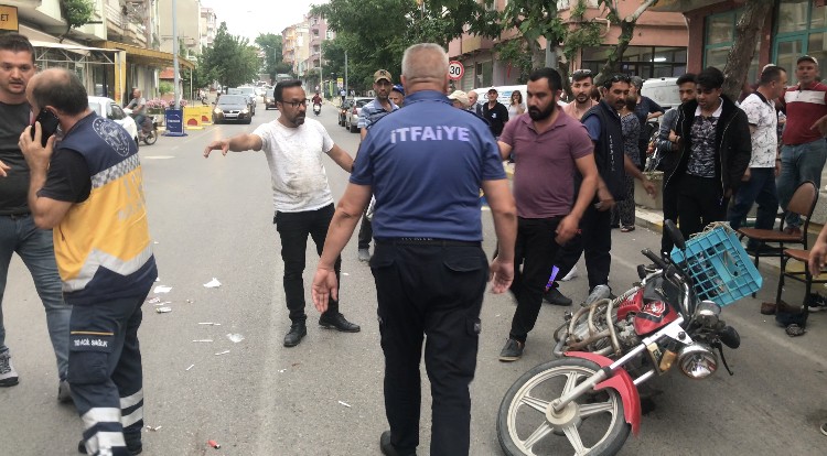 Edirne’de alkollü motosiklet sürücüsü, yolun karşısına geçmeye çalışan yayaya çarptı. Kazada yaralanan sürücü yaya ve motosiklette yolcu olarak ...