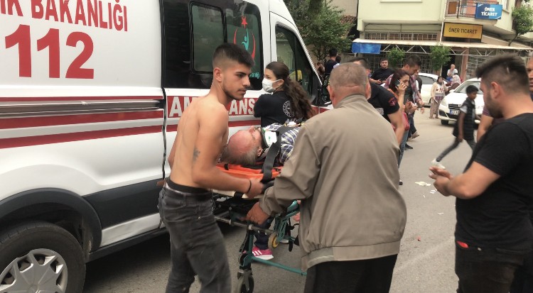 Edirne’de alkollü motosiklet sürücüsü, yolun karşısına geçmeye çalışan yayaya çarptı. Kazada yaralanan sürücü yaya ve motosiklette yolcu olarak ...