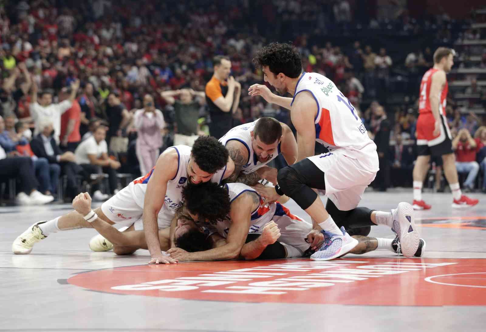 Anadolu Efes, THY Euroleague Final Four’da, Yunan ekibi Olympiakos’u 77-74’lük skorla yenerek üst üste 3. kez finale kaldı. Sırbistan’ın başkenti ...