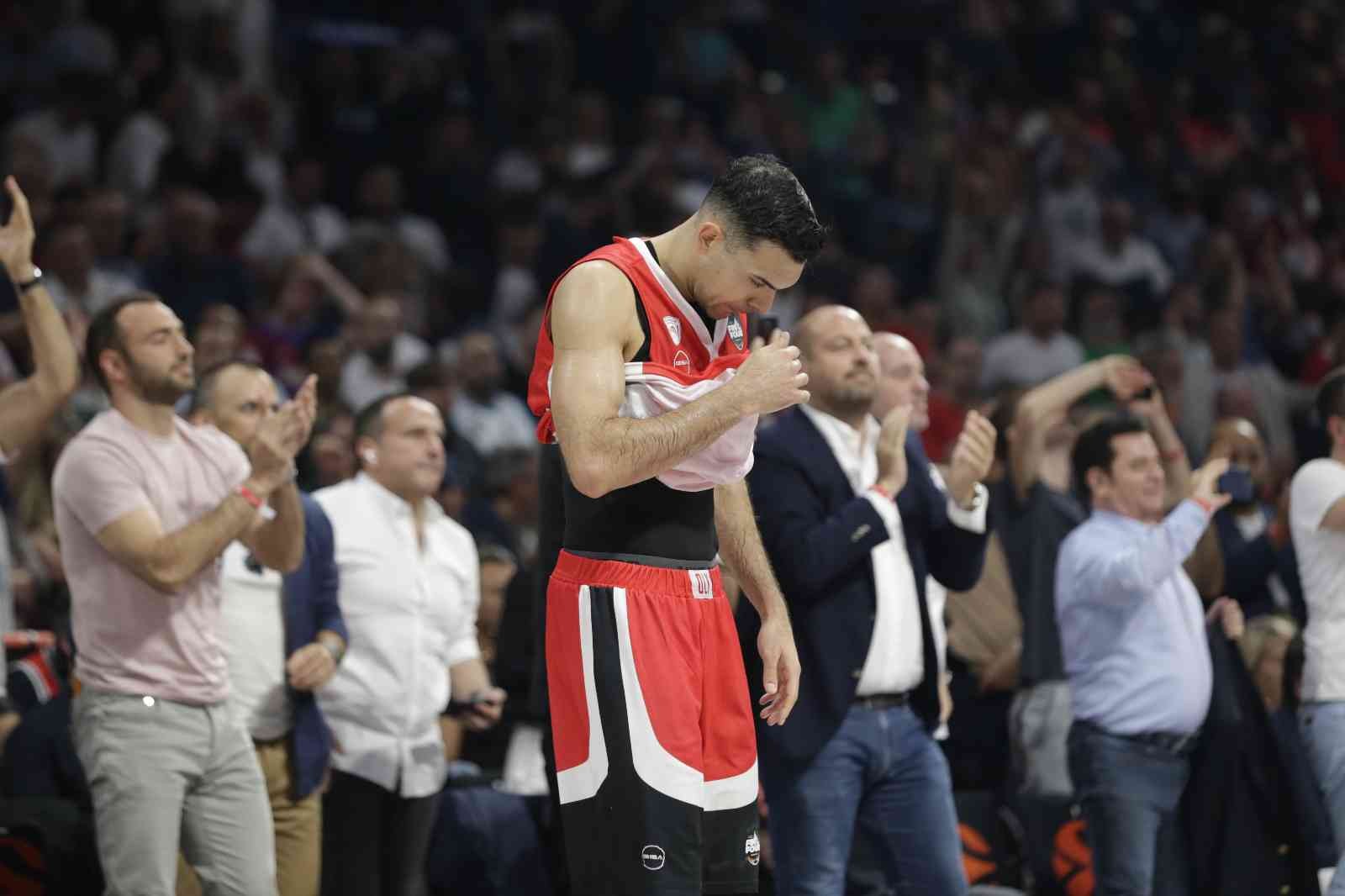 Anadolu Efes, THY Euroleague Final Four’da, Yunan ekibi Olympiakos’u 77-74’lük skorla yenerek üst üste 3. kez finale kaldı. Sırbistan’ın başkenti ...