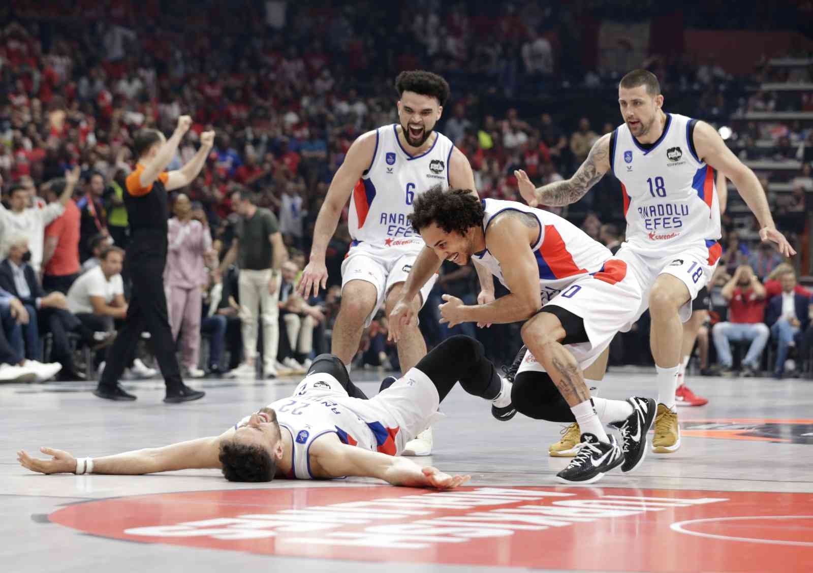 Anadolu Efes, THY Euroleague Final Four’da, Yunan ekibi Olympiakos’u 77-74’lük skorla yenerek üst üste 3. kez finale kaldı. Sırbistan’ın başkenti ...