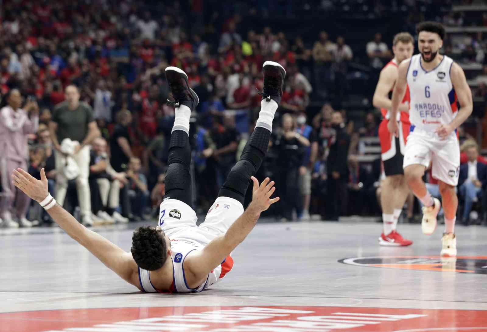 Anadolu Efes, THY Euroleague Final Four’da, Yunan ekibi Olympiakos’u 77-74’lük skorla yenerek üst üste 3. kez finale kaldı. Sırbistan’ın başkenti ...