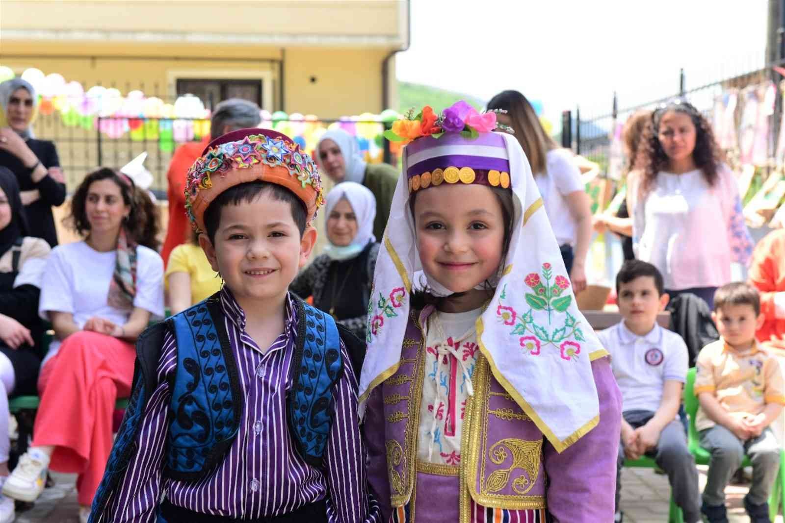 Yıldırım Belediyesi, ‘Anneler Günü’ dolayısıyla Yıldırım Belediyesi Kreşi öğrencilerini ve annelerini düzenlediği ‘Anne Çocuk Şenliği’nde bir ...