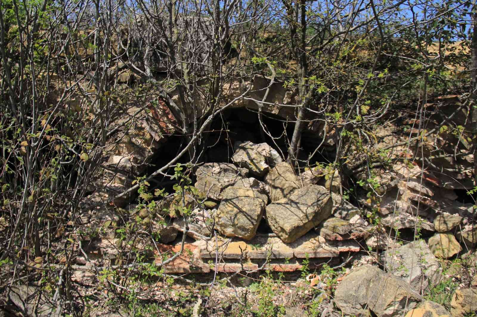 Antik döneme ait yapıların bulunduğu Kocaeli’nin İzmit ilçesinde yaklaşık 2 bin yıl önce önemli kişiler için inşa edilen tümülüsler asırlara ...