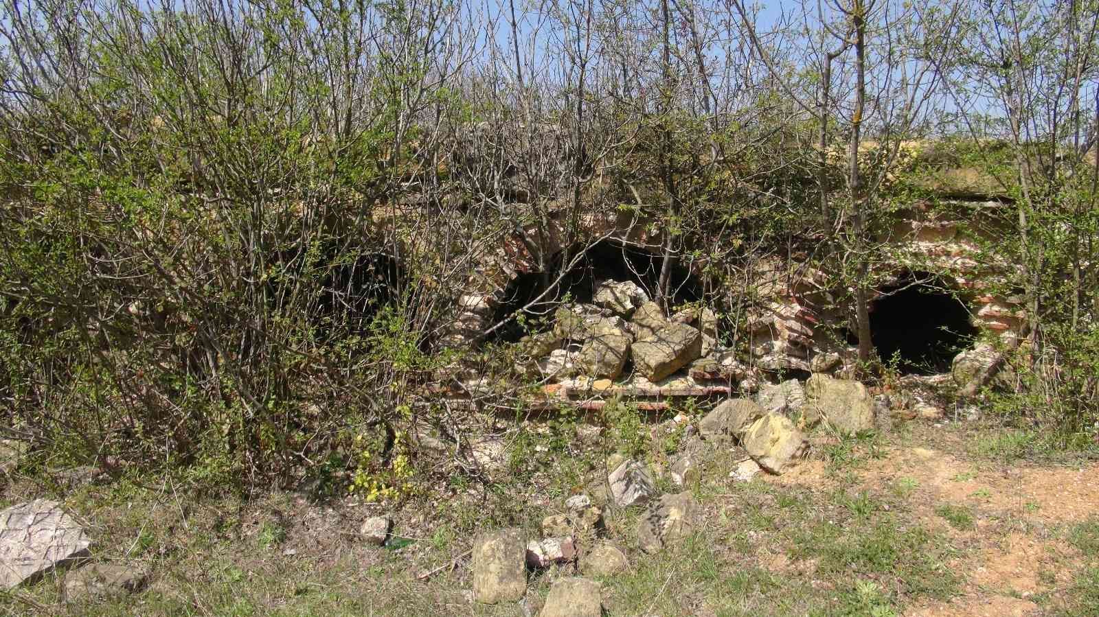 Antik döneme ait yapıların bulunduğu Kocaeli’nin İzmit ilçesinde yaklaşık 2 bin yıl önce önemli kişiler için inşa edilen tümülüsler asırlara ...