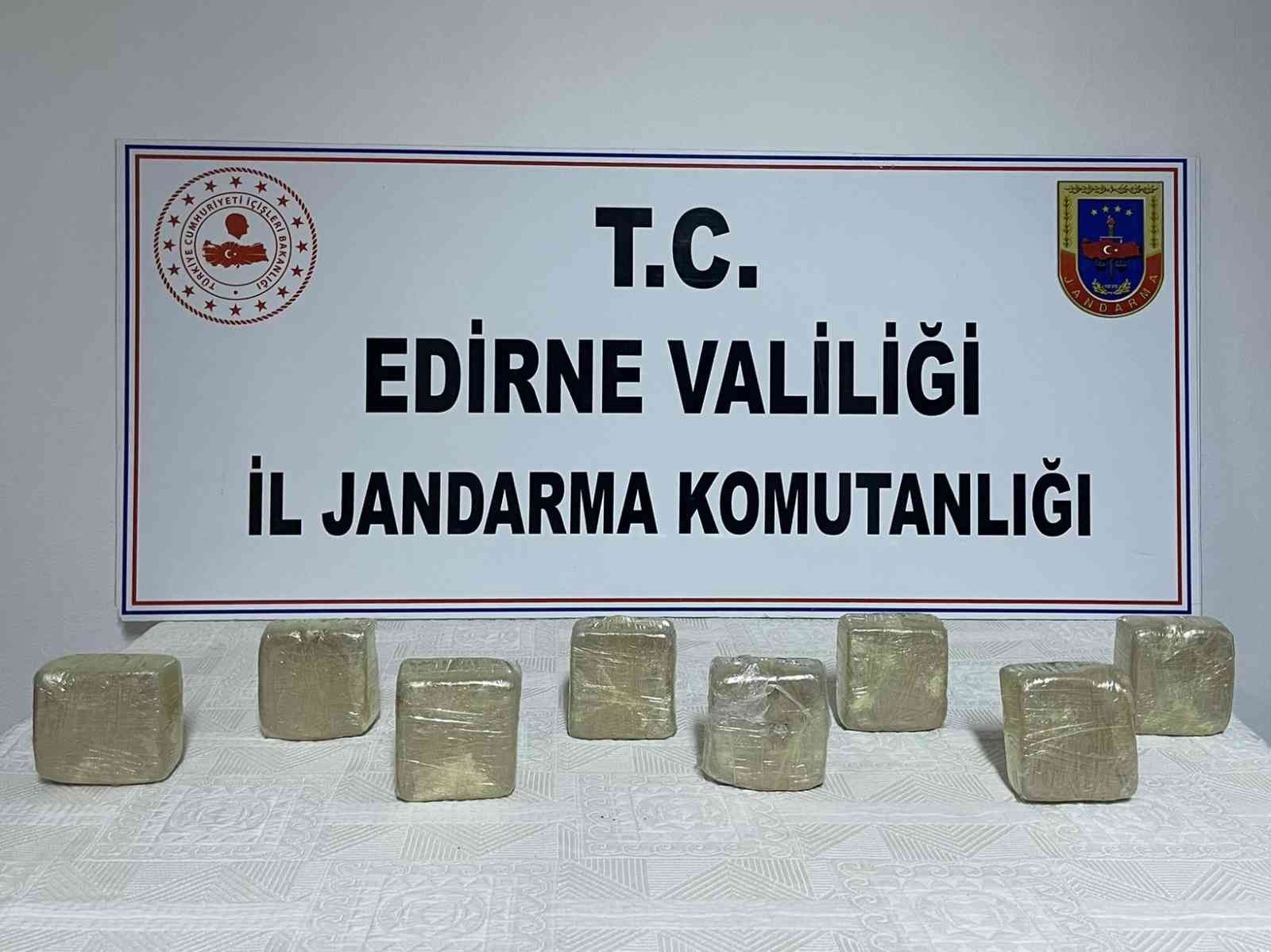 Edirne İl Jandarma Komutanlığı ekipleri tarafından Havsa ilçesi yakınlarında durdurulan bir otomobilde 4 kilo 40 gram eroin ele geçirilirken ...