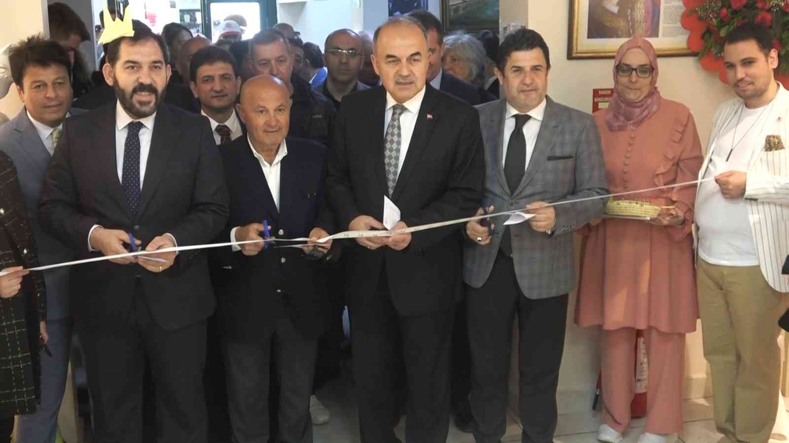 Yalova Belediyesi tarafından açılan “K-ART-10 Her Şey Kartondan” adlı sergide, 10 engelli bireyin atık karton ve kağıtlardan yaptığı sanat ...