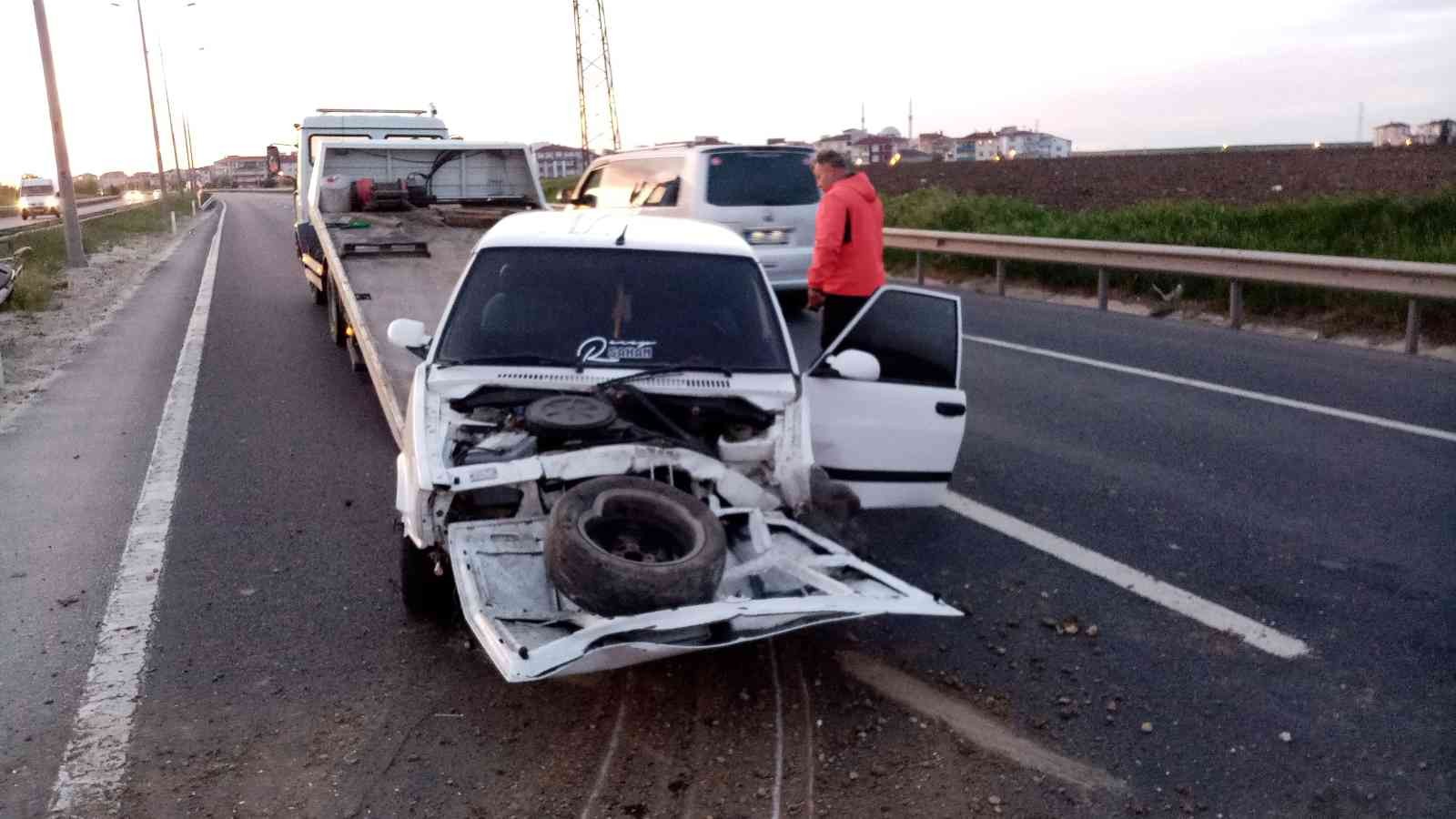 Tekirdağ’ın Ergene ilçesinde aydınlatma direğine çarpan otomobilin hurdaya döndüğü kazada 5 kişi yaralandı. Kaza, Çorlu çevre yolu üzeri Ergene ...