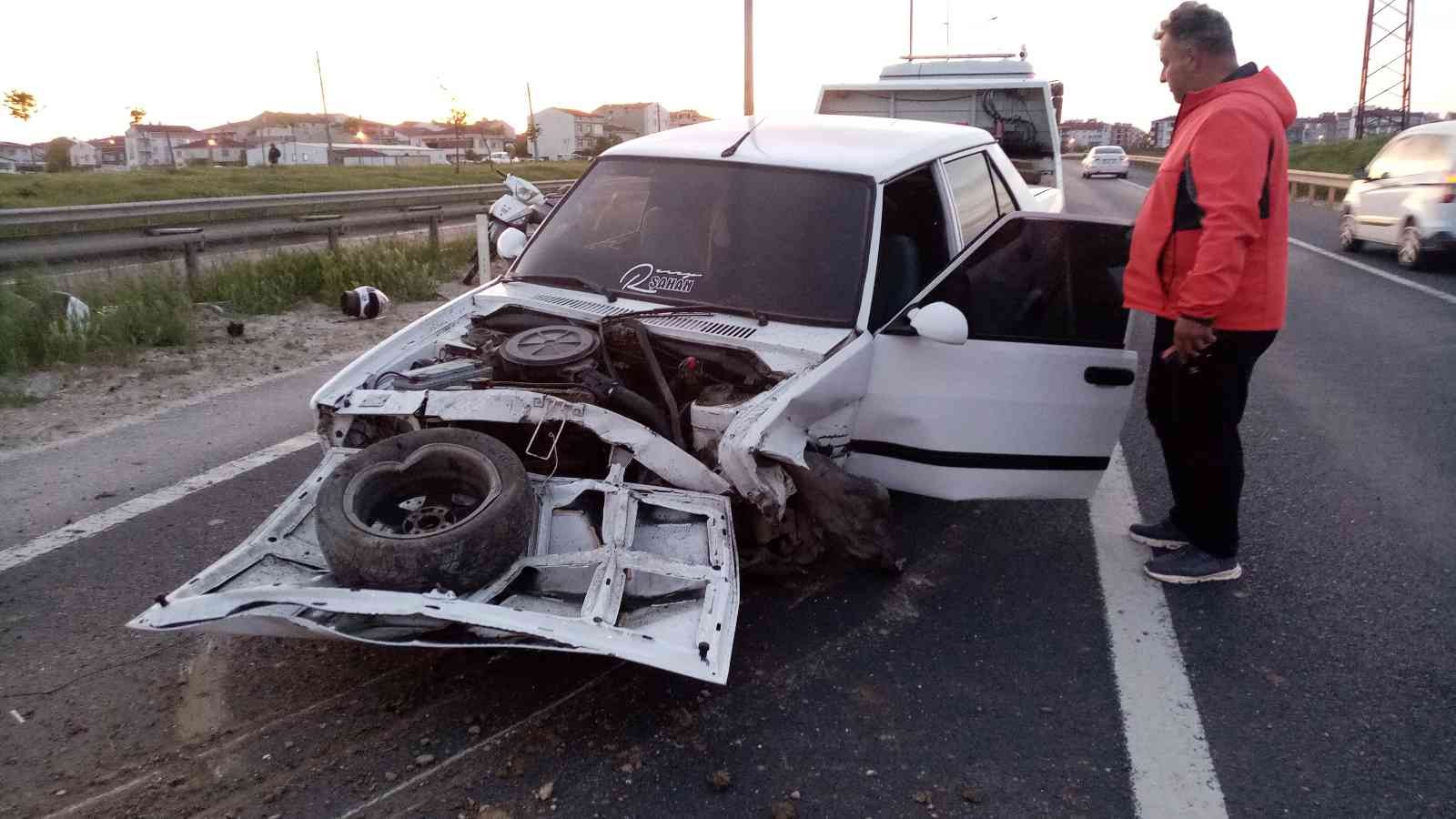 Tekirdağ’ın Ergene ilçesinde aydınlatma direğine çarpan otomobilin hurdaya döndüğü kazada 5 kişi yaralandı. Kaza, Çorlu çevre yolu üzeri Ergene ...