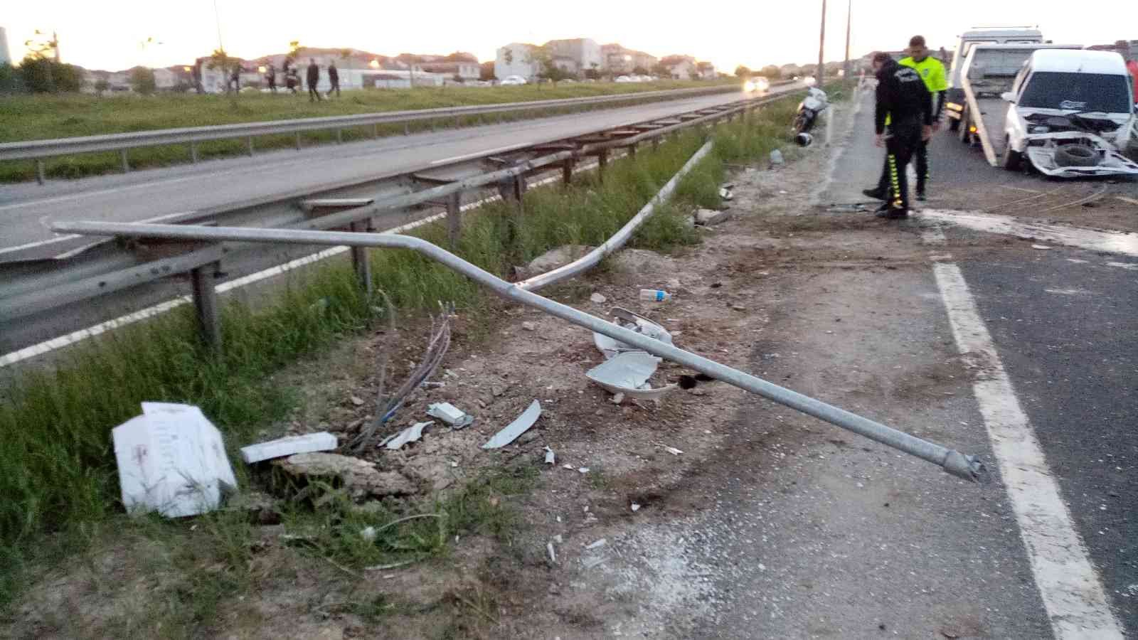 Tekirdağ’ın Ergene ilçesinde aydınlatma direğine çarpan otomobilin hurdaya döndüğü kazada 5 kişi yaralandı. Kaza, Çorlu çevre yolu üzeri Ergene ...