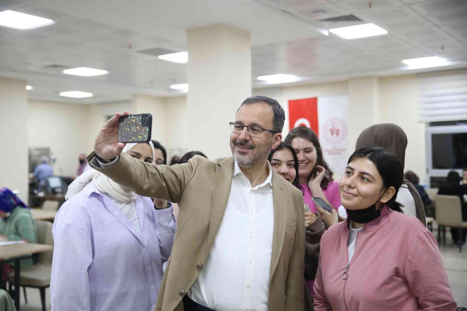 Gençlik ve Spor Bakanı Dr. Mehmet Muharrem Kasapoğlu, Anneler Günü öncesinde Cevizlibağ Atatürk Öğrenci Yurdu’ndaki öğrencilere unutamayacakları ...