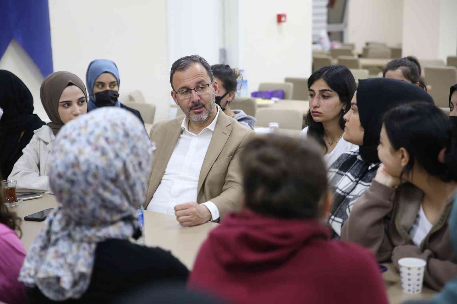 Gençlik ve Spor Bakanı Dr. Mehmet Muharrem Kasapoğlu, Anneler Günü öncesinde Cevizlibağ Atatürk Öğrenci Yurdu’ndaki öğrencilere unutamayacakları ...