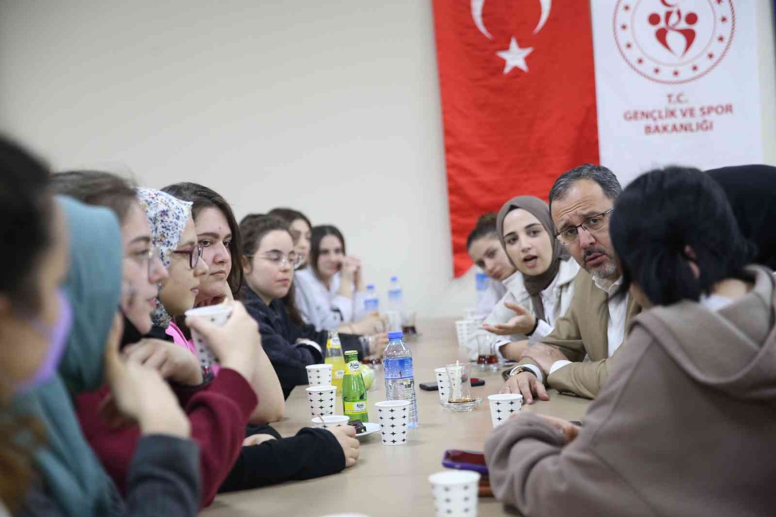 Gençlik ve Spor Bakanı Dr. Mehmet Muharrem Kasapoğlu, Anneler Günü öncesinde Cevizlibağ Atatürk Öğrenci Yurdu’ndaki öğrencilere unutamayacakları ...