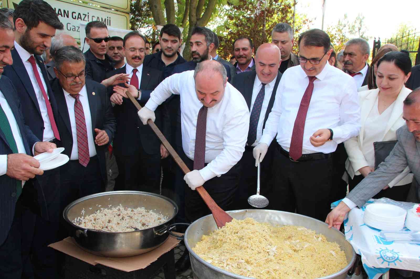 Sanayi ve Teknoloji Bakanı Mustafa Varank, Enerji ve Tabii Kaynaklar Bakanı Fatih Dönmez bir takım ziyaretler için geldikleri Bilecik’te kazan ...