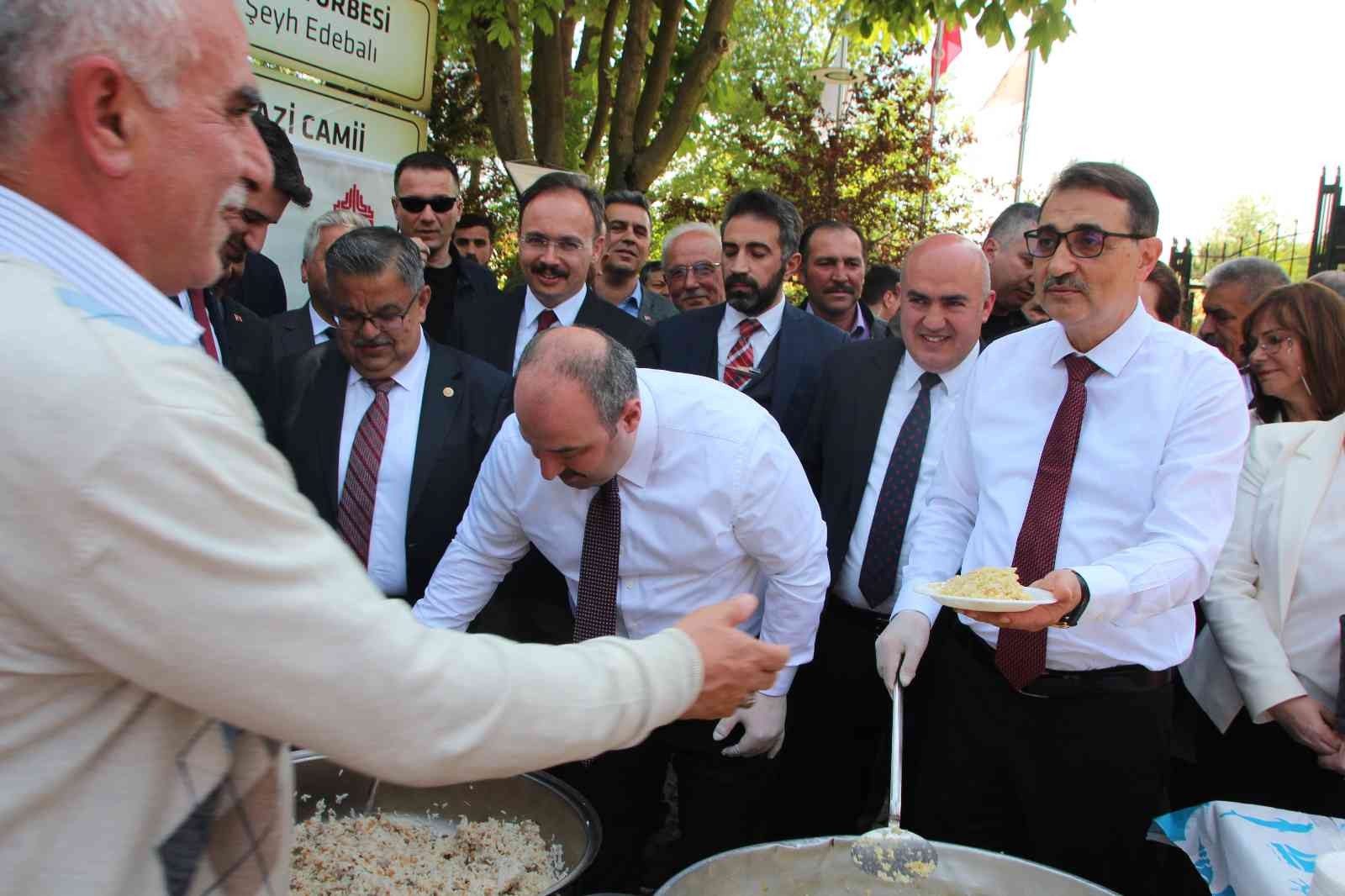 Sanayi ve Teknoloji Bakanı Mustafa Varank, Enerji ve Tabii Kaynaklar Bakanı Fatih Dönmez bir takım ziyaretler için geldikleri Bilecik’te kazan ...