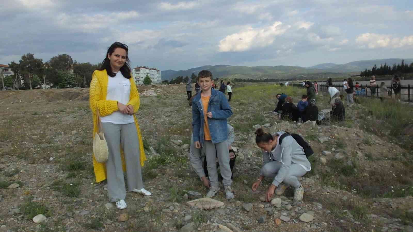 Burhaniye ilçesinde, geleneksel Hıdırellez kutlaması Karınca Deresinde yapıldı. Dere kenarını dolduran her yaştan yüzlerce vatandaş dilek tutup ...