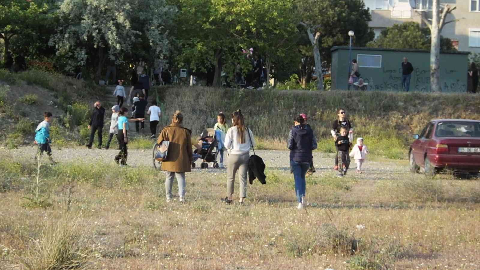 Burhaniye ilçesinde, geleneksel Hıdırellez kutlaması Karınca Deresinde yapıldı. Dere kenarını dolduran her yaştan yüzlerce vatandaş dilek tutup ...