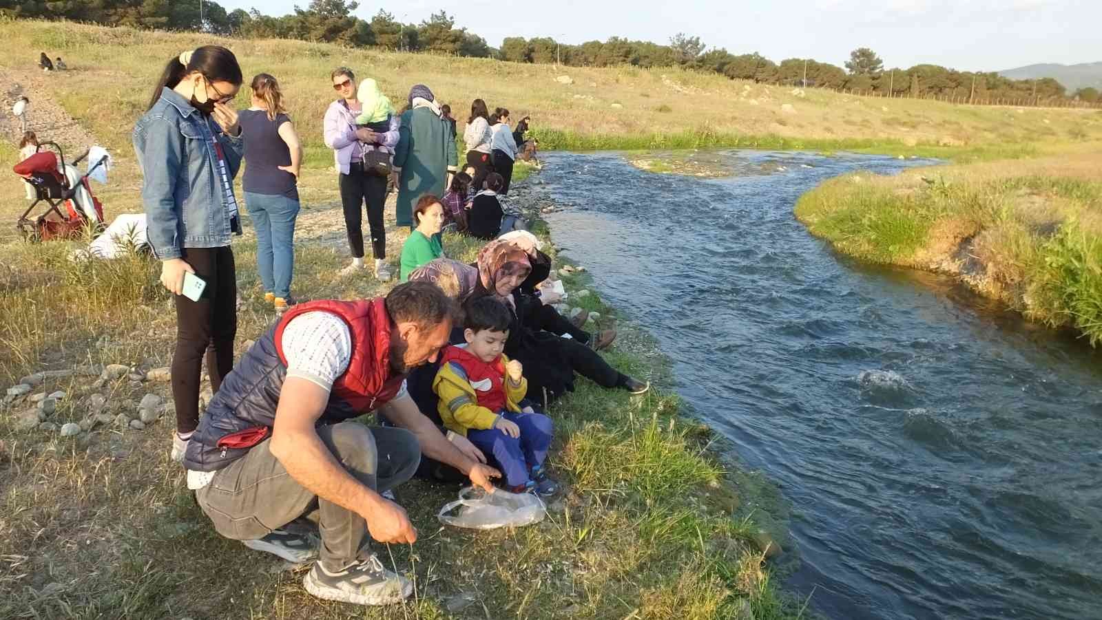 Burhaniye ilçesinde, geleneksel Hıdırellez kutlaması Karınca Deresinde yapıldı. Dere kenarını dolduran her yaştan yüzlerce vatandaş dilek tutup ...