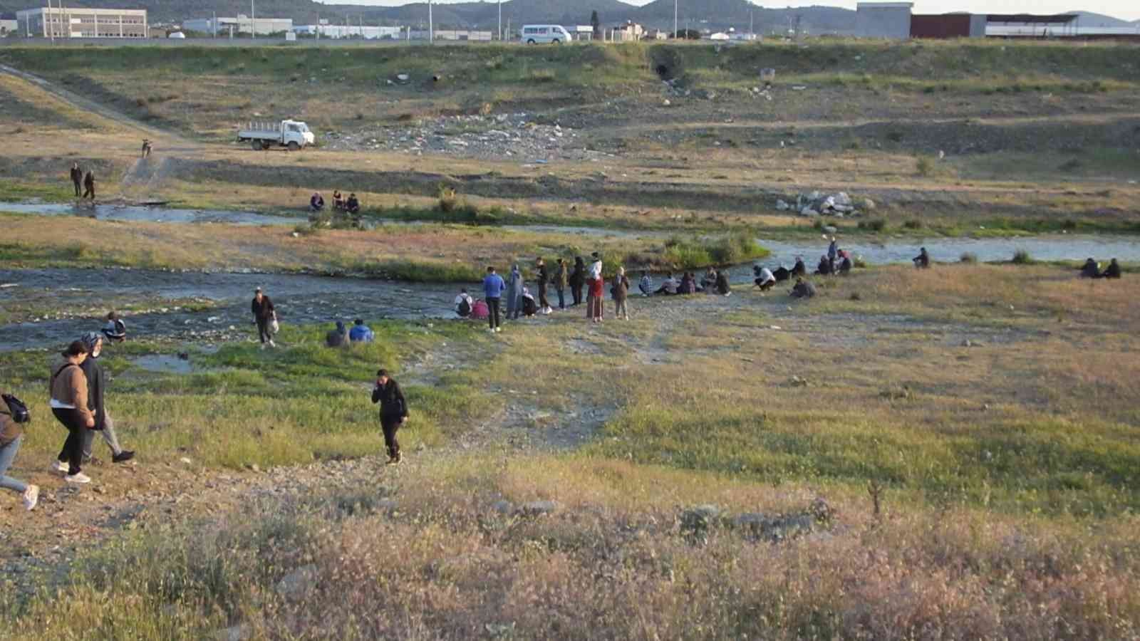 Burhaniye ilçesinde, geleneksel Hıdırellez kutlaması Karınca Deresinde yapıldı. Dere kenarını dolduran her yaştan yüzlerce vatandaş dilek tutup ...