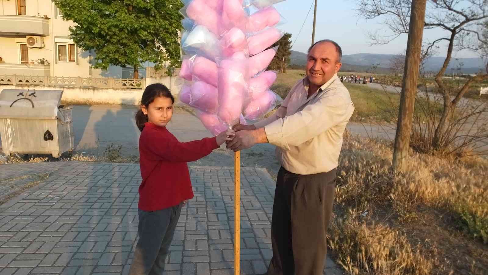 Burhaniye ilçesinde, geleneksel Hıdırellez kutlaması Karınca Deresinde yapıldı. Dere kenarını dolduran her yaştan yüzlerce vatandaş dilek tutup ...