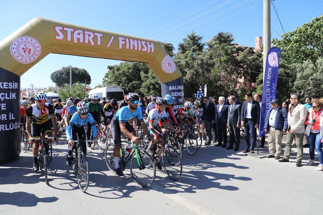 Balıkesir’in Burhaniye ilçesi, okullar arası Bisiklet Gençler Yıldızlar Türkiye Birinciliği Yarışmaları’na ev sahipliği yapıyor. Yarışmaya Kuzey ...