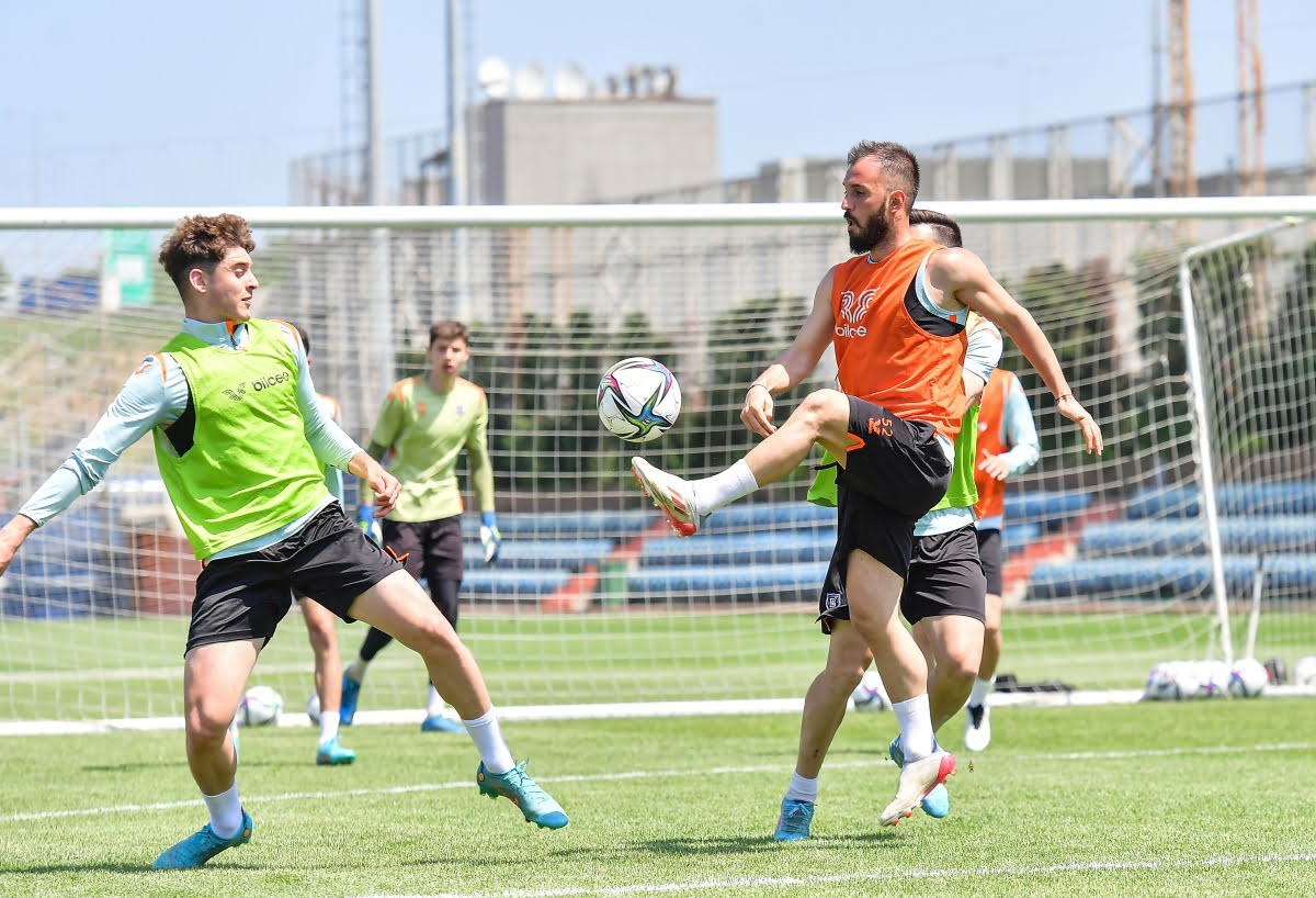 Medipol Başakşehir, Spor Toto Süper Lig’in 38. haftasında Trabzonspor ile oynayacağı maçın hazırlıklarına bugün yaptığı antrenmanla başladı ...