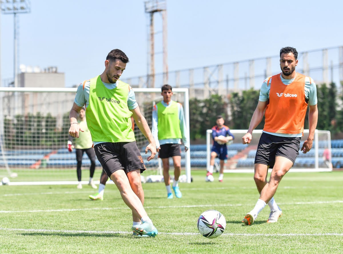 Medipol Başakşehir, Spor Toto Süper Lig’in 38. haftasında Trabzonspor ile oynayacağı maçın hazırlıklarına bugün yaptığı antrenmanla başladı ...