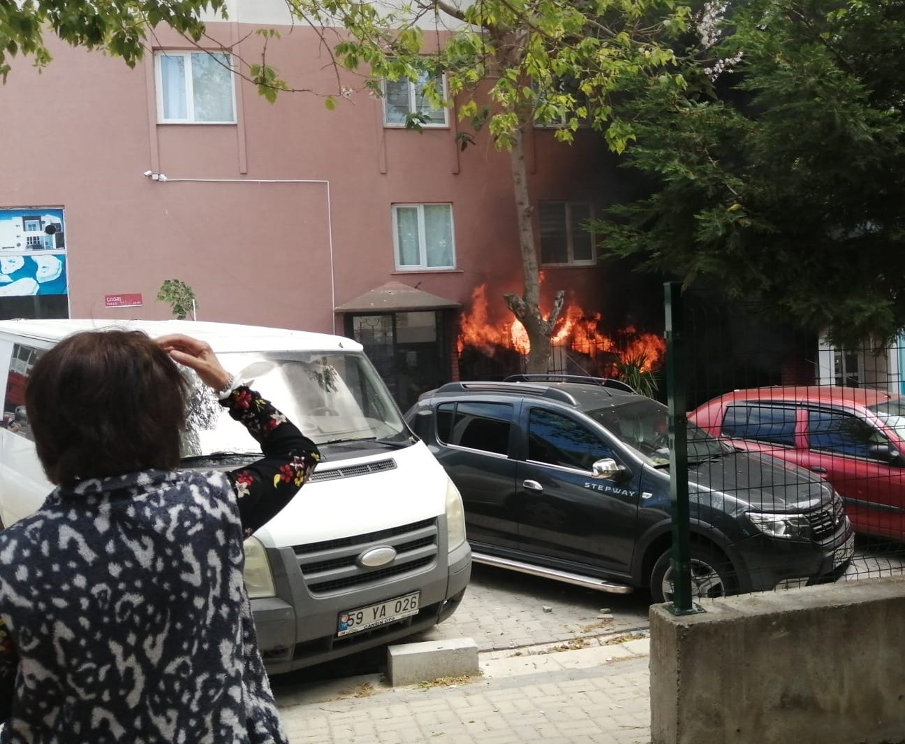 Tekirdağ’ın Çorlu ilçesinde benzinin alev alması sonucu bir sebze ambarında bulunan plastik kasalar alev alev yandı. Yangını söndürmek isteyen ...