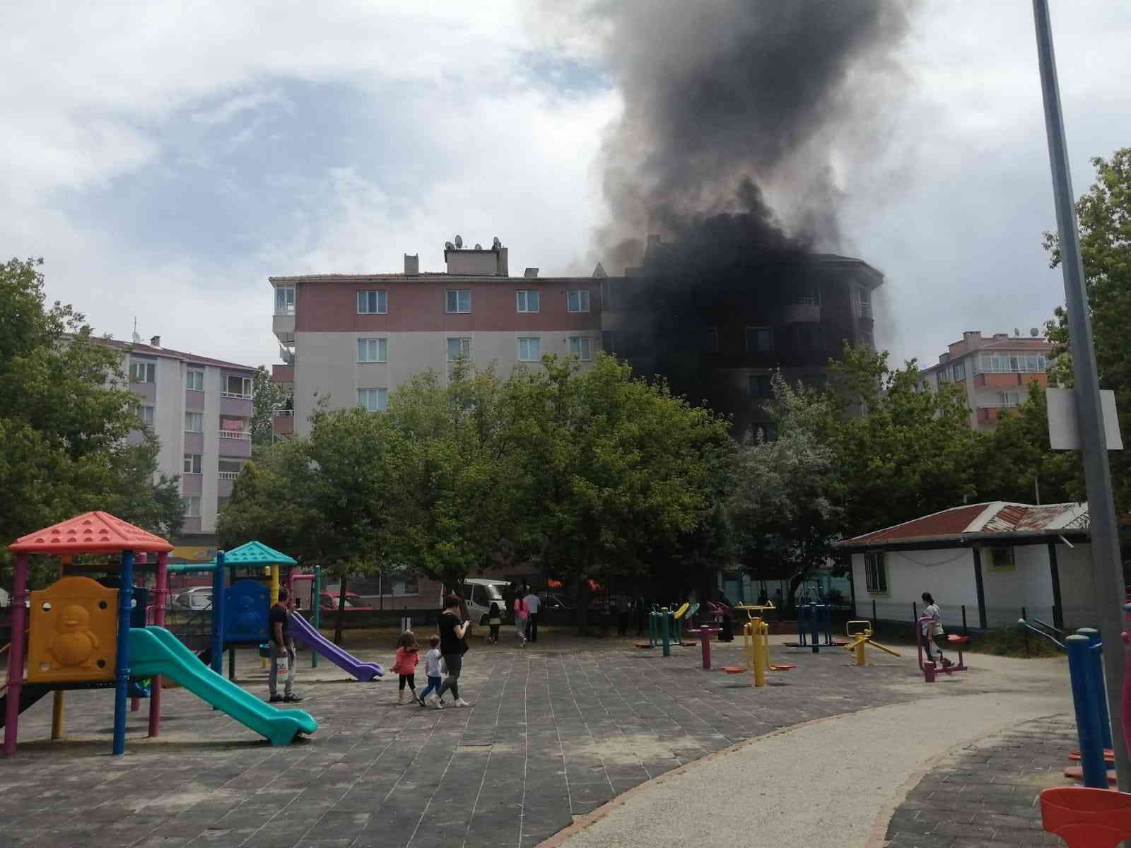 Tekirdağ’ın Çorlu ilçesinde benzinin alev alması sonucu bir sebze ambarında bulunan plastik kasalar alev alev yandı. Yangını söndürmek isteyen ...