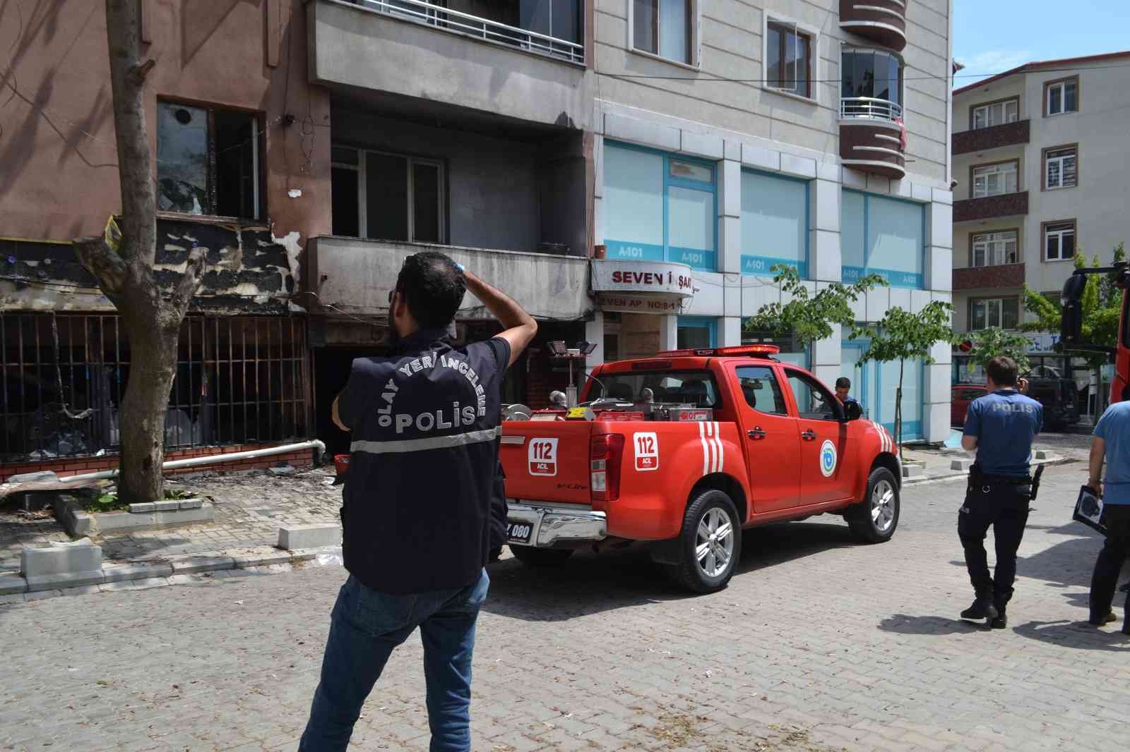 Tekirdağ’ın Çorlu ilçesinde benzinin alev alması sonucu bir sebze ambarında bulunan plastik kasalar alev alev yandı. Yangını söndürmek isteyen ...