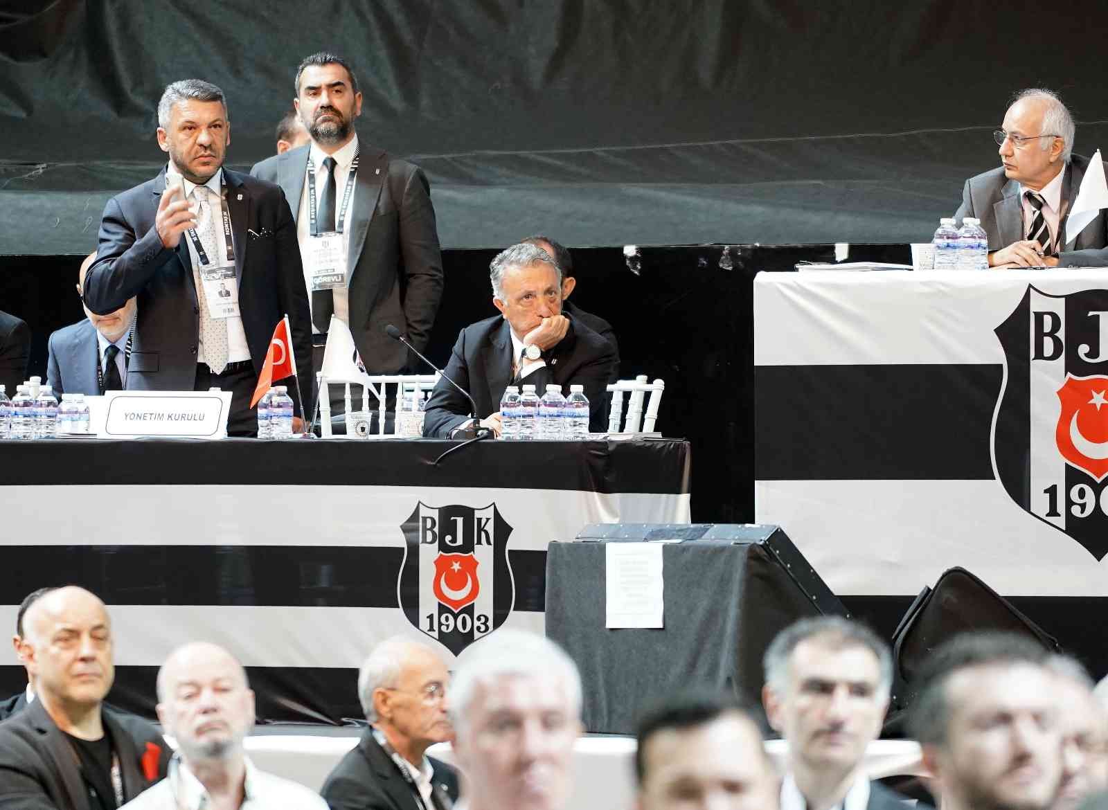 Beşiktaş Olağan İdari ve Mali Genel Kurulu’nda genel kurul üyesi Berk Tunca’nın konuşmasının ardından kongre üyeleri arasında gerginlik çıktı ...