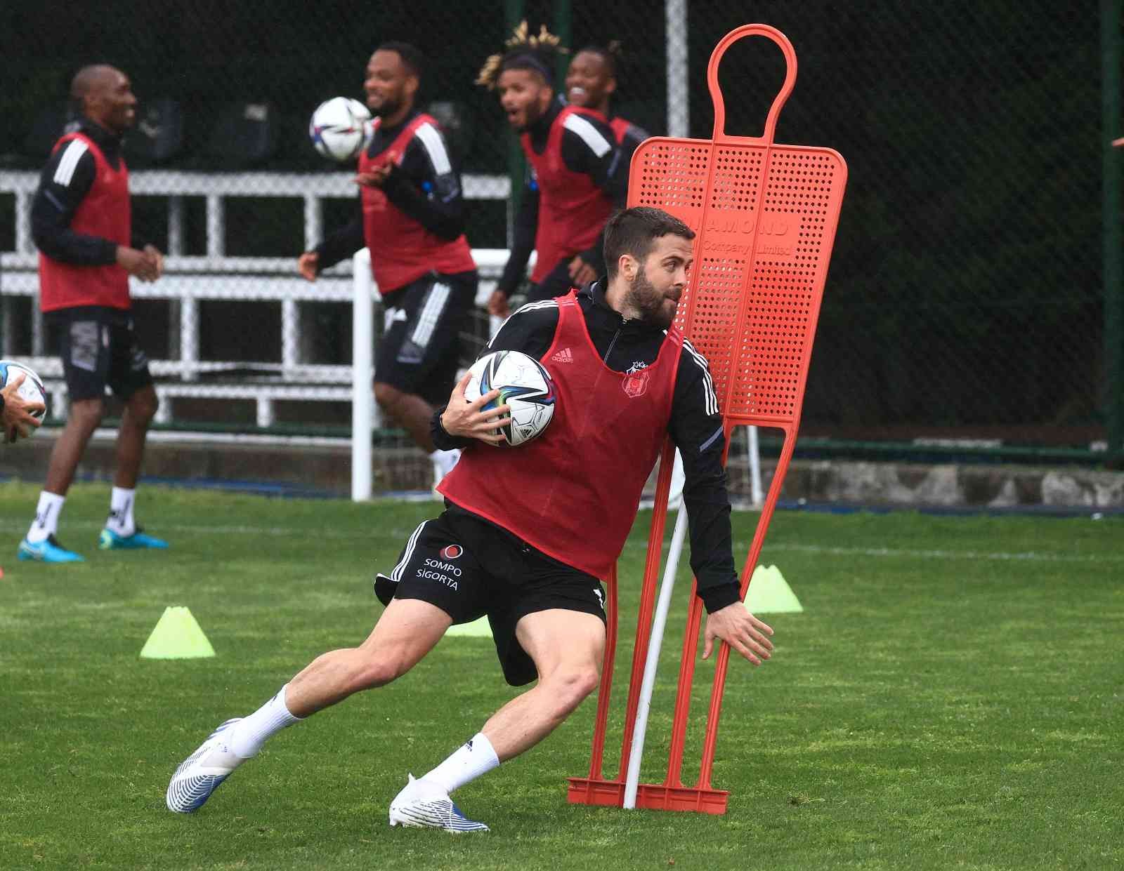 Beşiktaş, Spor Toto Süper Lig’in son haftasında Konyaspor ile oynayacağı maçın hazırlıklarına, iki günlük iznin ardından bu akşam yaptığı ...