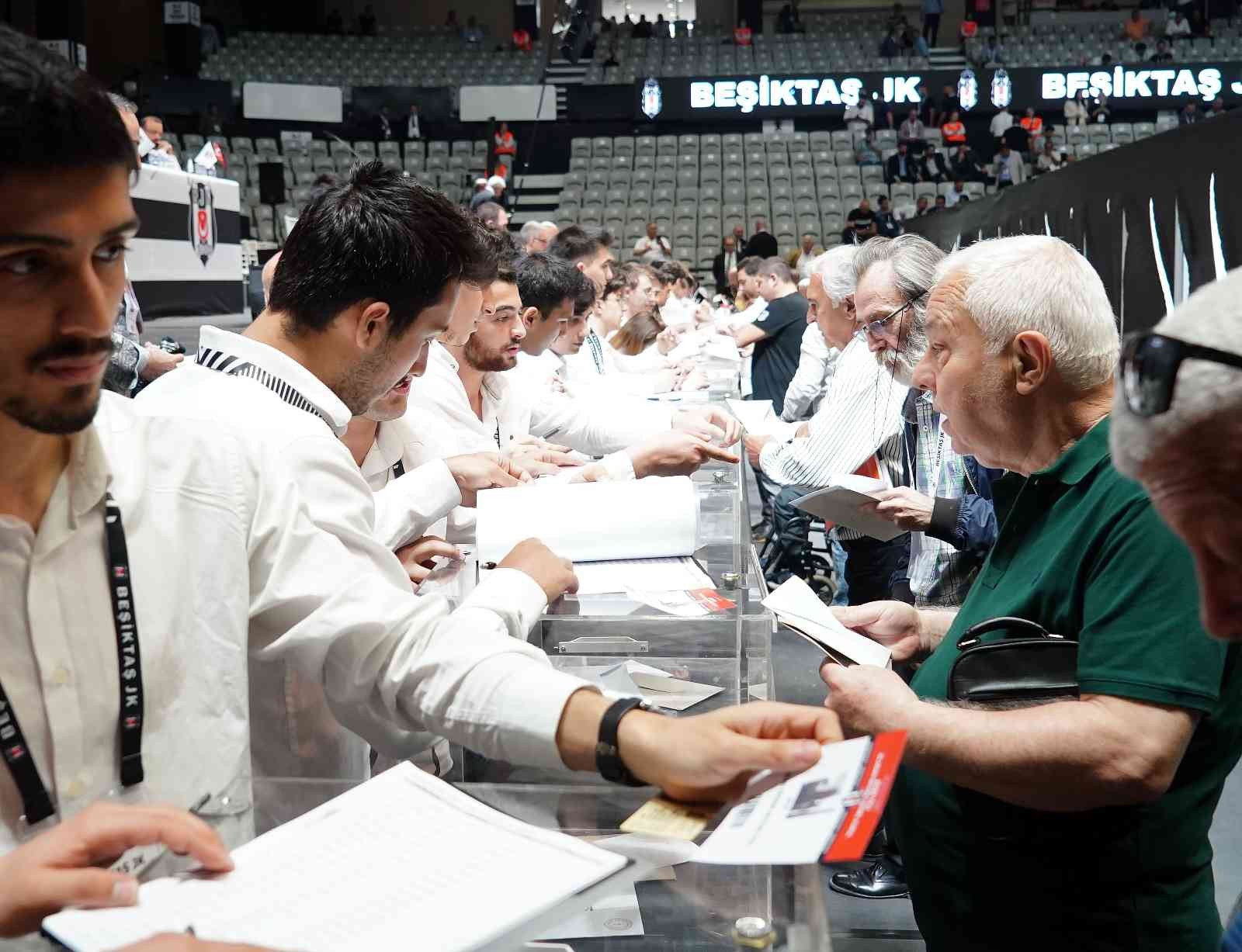 Beşiktaş Olağan Seçimli Genel Kurulu’nda oy verme işlemi başladı. Beşiktaş Olağan Seçimli Genel Kurulu, Beşiktaş JK Akatlar Spor Kompleksi’nde ...