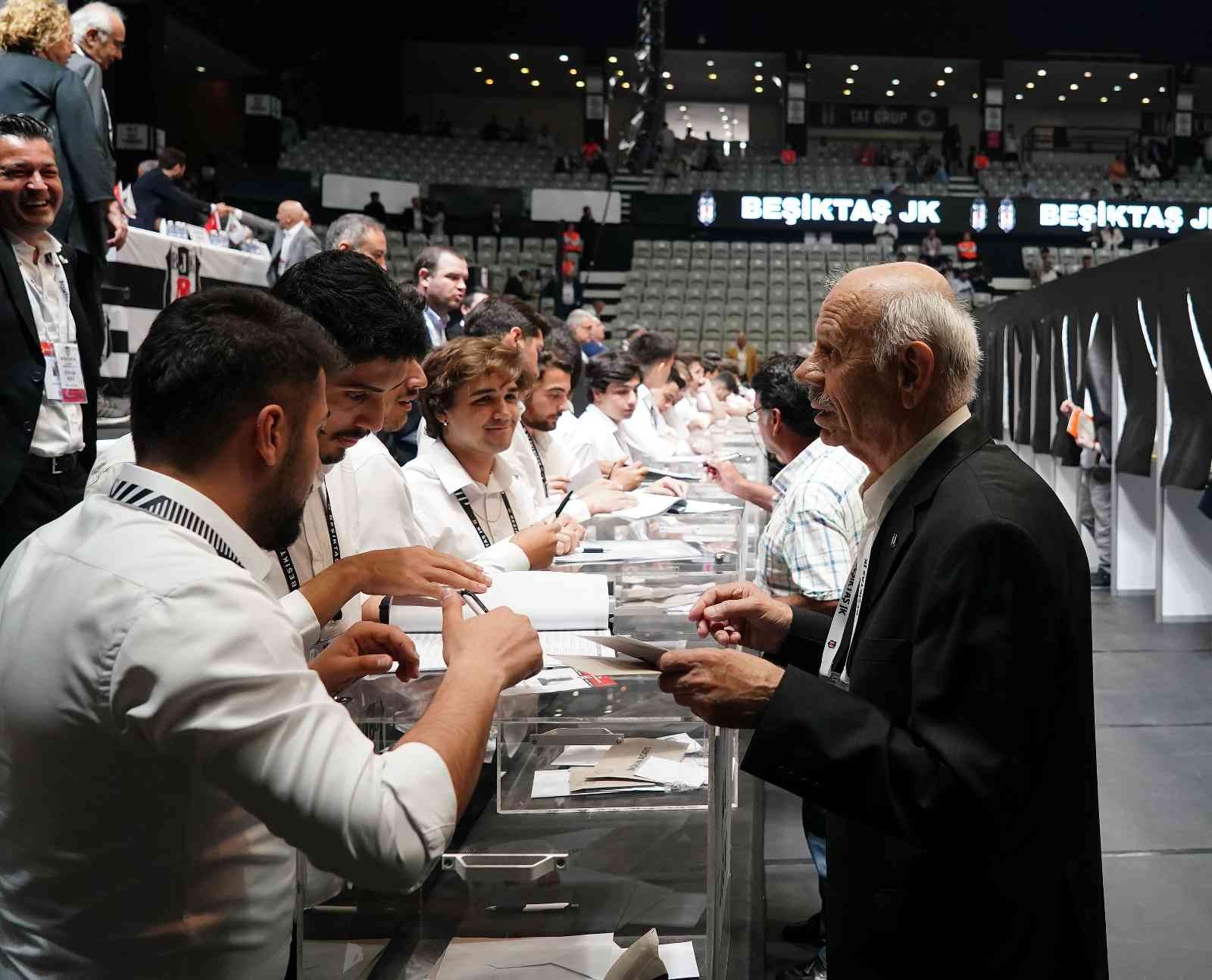 Beşiktaş Olağan Seçimli Genel Kurulu’nda oy verme işlemi başladı. Beşiktaş Olağan Seçimli Genel Kurulu, Beşiktaş JK Akatlar Spor Kompleksi’nde ...