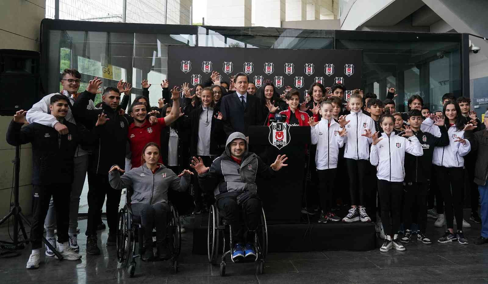 Beşiktaş Kulübü’nün geleneksel bayramlaşma töreni Vodafone Park’ta yapıldı. Ramazan Bayramı dolayısıyla Beşiktaş Kulübü’nün geleneksel ...