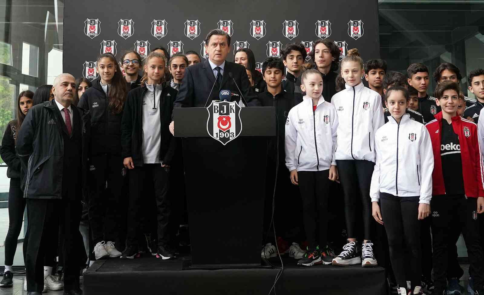 Beşiktaş Kulübü’nün geleneksel bayramlaşma töreni Vodafone Park’ta yapıldı. Ramazan Bayramı dolayısıyla Beşiktaş Kulübü’nün geleneksel ...