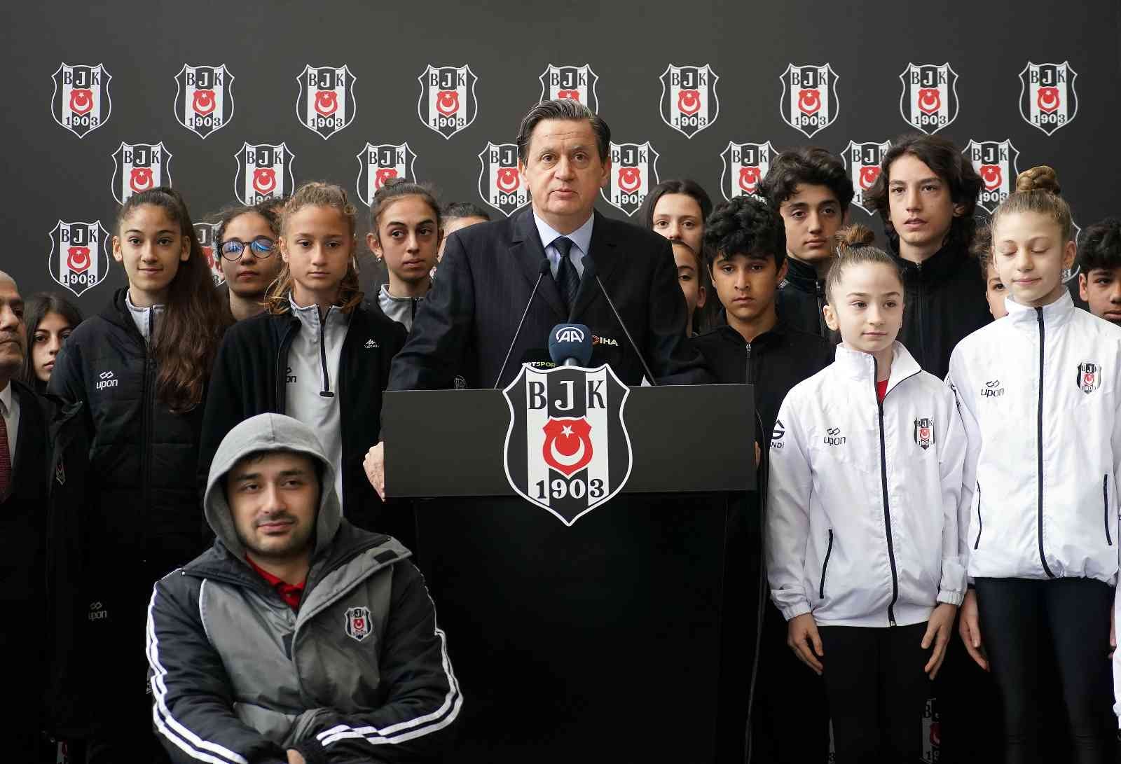 Beşiktaş Kulübü’nün geleneksel bayramlaşma töreni Vodafone Park’ta yapıldı. Ramazan Bayramı dolayısıyla Beşiktaş Kulübü’nün geleneksel ...