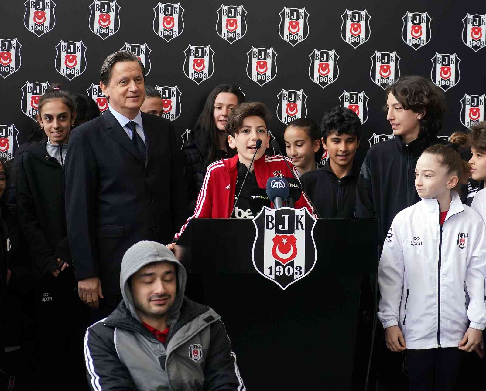 Beşiktaş Kulübü’nün geleneksel bayramlaşma töreni Vodafone Park’ta yapıldı. Ramazan Bayramı dolayısıyla Beşiktaş Kulübü’nün geleneksel ...