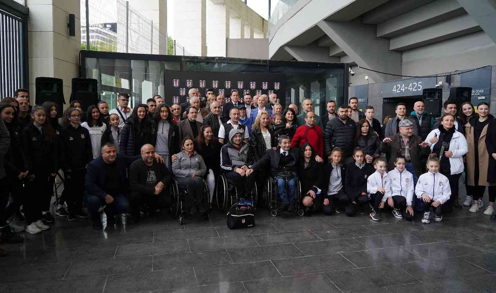 Beşiktaş Kulübü’nün geleneksel bayramlaşma töreni Vodafone Park’ta yapıldı. Ramazan Bayramı dolayısıyla Beşiktaş Kulübü’nün geleneksel ...