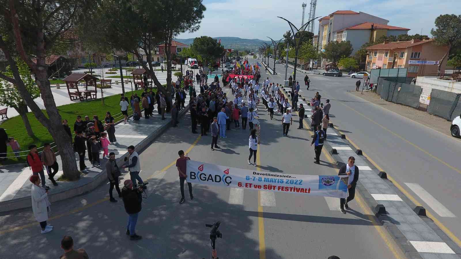 Balıkesir’de 6. Bigadiç Et ve Süt Festivali, yapılan kortej yürüyüşü ile başladı. Balıkesir’in Bigadiç ilçesinde bu yıl 6.’sı gerçekleştirilen Et ...