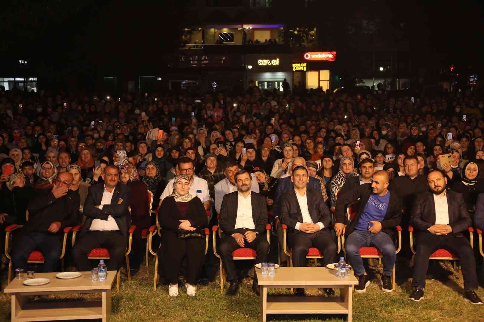 Gürsu Belediyesi, “Dosta Doğru” başlığıyla düzenlediği programda, Prof. Dr. Nihat Hatipoğlu’nu Gürsulularla buluşturdu. Gürsu Belediyesi Kültür ...