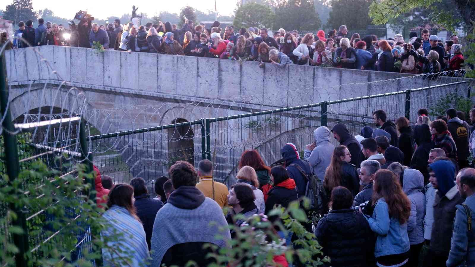 Edirne’de dün başlayan Kakava Hıdırellez şenlikleri gün ağarıncaya kadar aralıksız devam etti. Eğlencenin tavan yaptığı şenlikte, tutulan ...