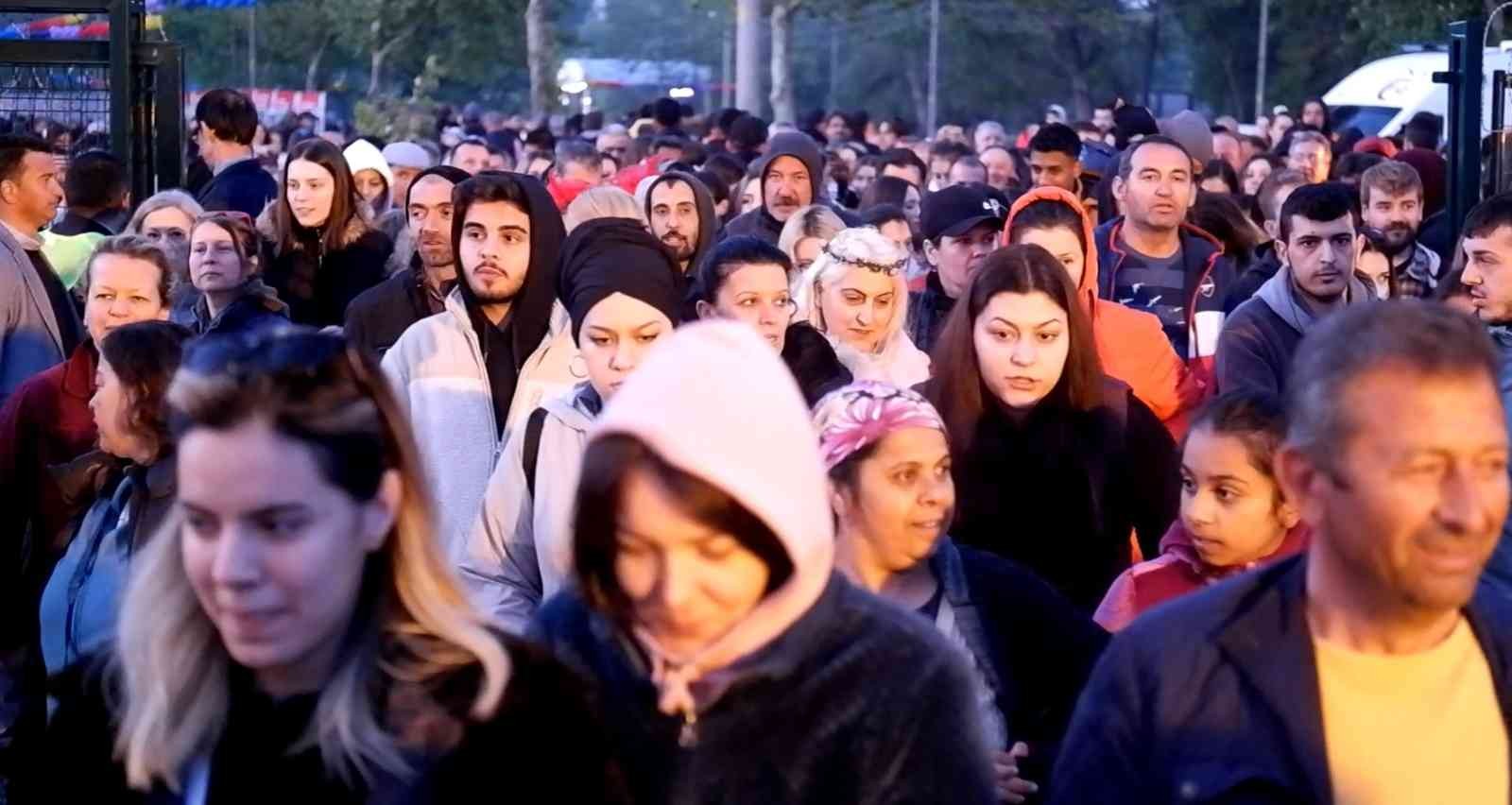 Edirne’de dün başlayan Kakava Hıdırellez şenlikleri gün ağarıncaya kadar aralıksız devam etti. Eğlencenin tavan yaptığı şenlikte, tutulan ...